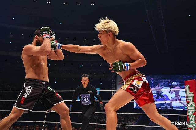 image of an MMA fight between two fighters at Super RIZIN